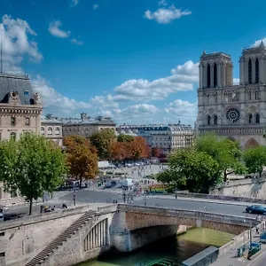 Les Rives De Notre-dame מלון